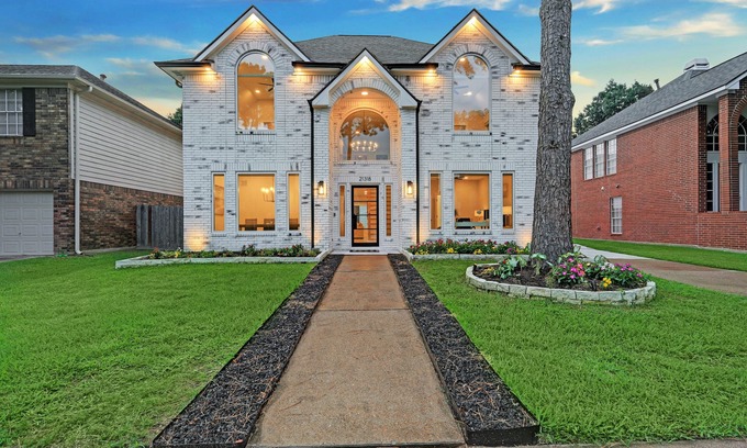 Memorial Parkway Casa | Spacious Luxury Modern Farmhouse Gameroom + Chef’s Kitchen + EV Charger