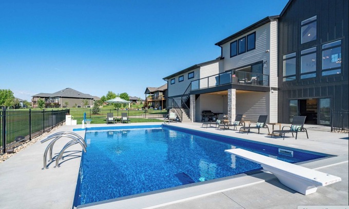 Sioux Falls Casa | Spacious Luxury Retreat – Private Pool, Gym, 5 Ensuite Bedrooms