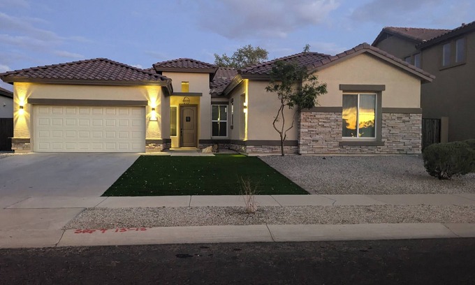 Rovey Farm Estates Casa | Spacious Luxury Retreat in the Heart of Glendale with All Amenities