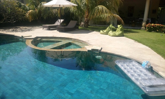 Purwakerti Villa | Amplia villa de lujo con piscina y jacuzzi cerca de la playa de Amed