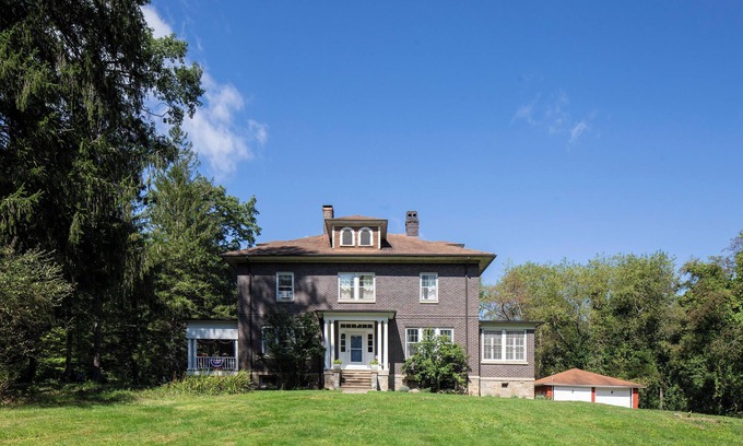 Redstar Casa | Spacious Manor at New River Gorge and Outdoor Activities - Skiing, Golf, Hiking