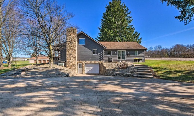 Massillon Casa | Spacious Massillon Log Cabin with Fire Pit!