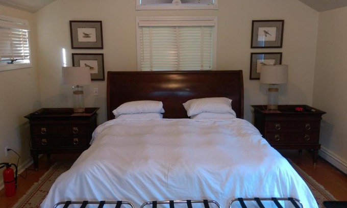 Wellesley Casa | Spacious master bedroom and bath