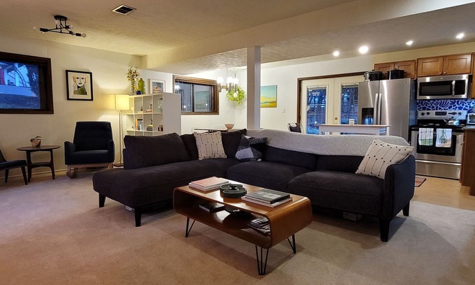 Reed Apartamento | Spacious Mid Century apartment - 5 min walk to Reed College