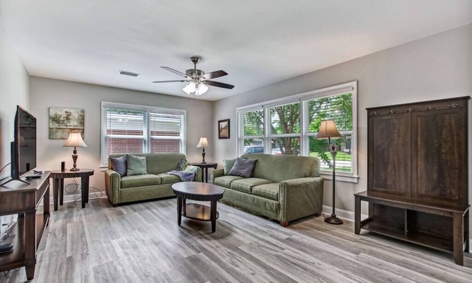 Jacksonville Casa | Spacious & Modern 3 Bedrm Home Across from NAS Jax