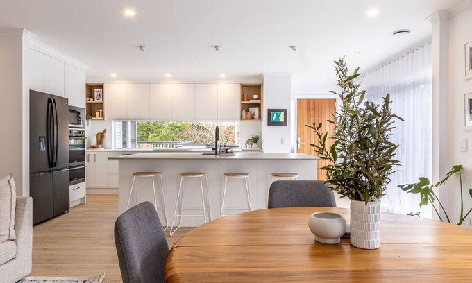 Raumati Beach Casa | Spacious Modern Coastal Haven, 5 minutes to the beach, shops and walking tracks.