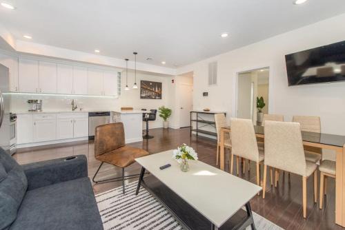 North Bergen Apartamento | Spacious Modern Condo NYC at Fingertips
