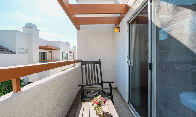 Charter Oak Apartamento | Spacious Modern Getaway with Pool & Stylish Interiors
