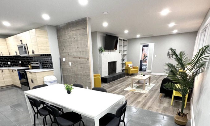 Jamestown Casa | Spacious Modern Home near Furniture Market
