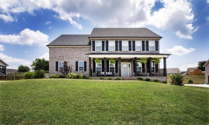 Ashley Oaks Casa | Spacious & Modern Home only 50 mls from Smoky Mtns