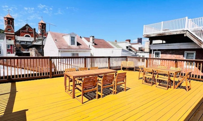 South Side Flats Casa | Spacious Modern Home Rooftop Deck