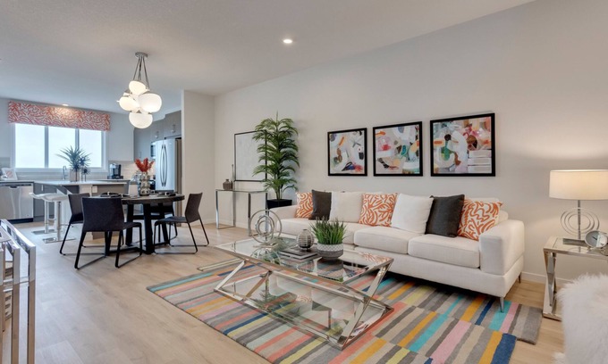 Southeast Calgary Casa | Spacious Modern Home With King Bed & Office