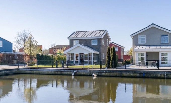 Oude-Tonge Casa | Spacious, modern island house located on a corner with fully enclosed garden, ideal for children.