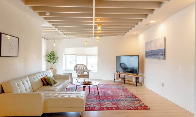 Roseville Apartamento | Spacious modern loft with a city view.