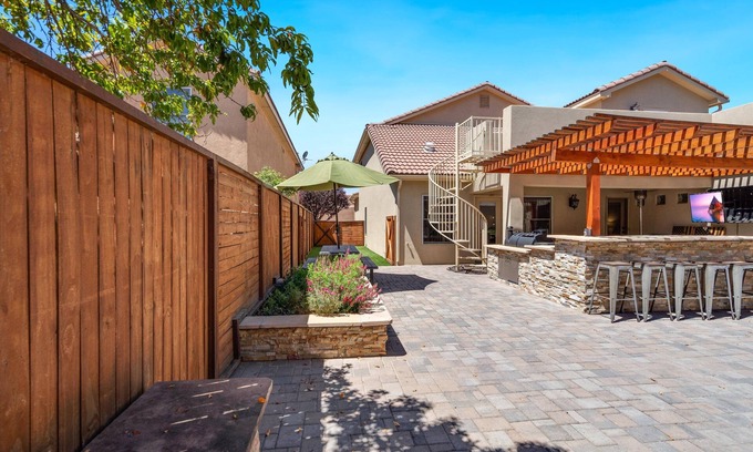 North Albuquerque Acres Casa | Spacious Modern Retreat. With 5 bedrooms and Gorgeous backyard