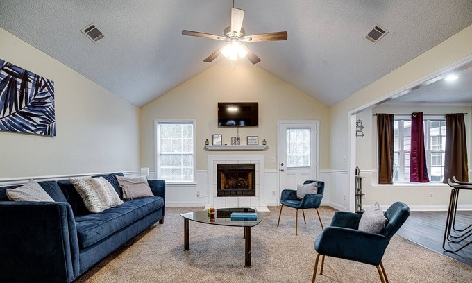 Hinesville Casa | Spacious Modern Retreat near Fort Stewart