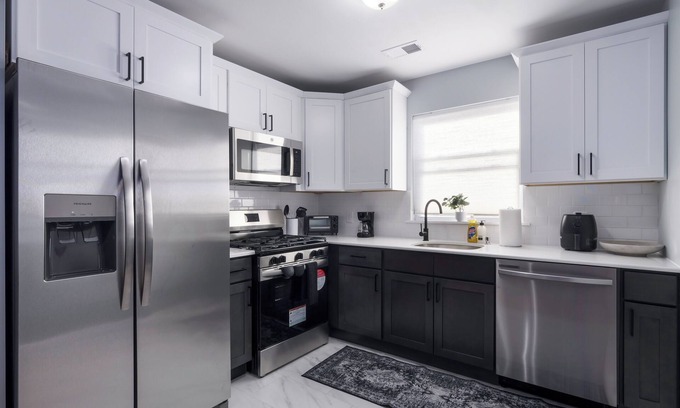 Irvington Casa | Spacious Modern Retreat 6-bedroom house in delightful Irvington, Sleeps 16+