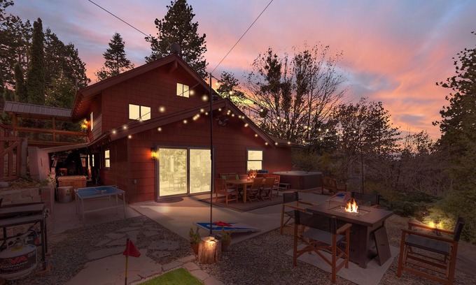 Running Springs Cabina | Spacious, Modern Mountain Cabin with Hot Tub