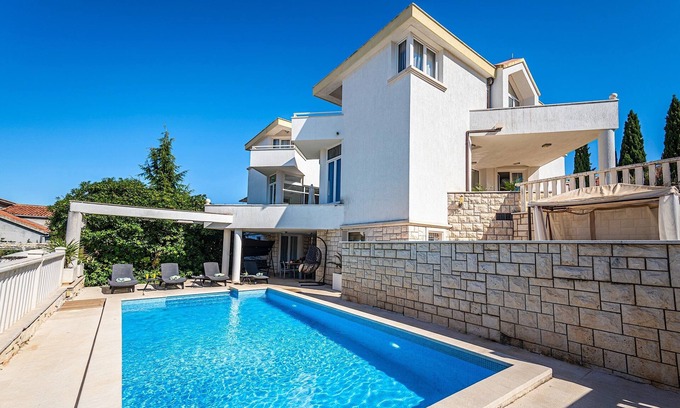 Okrug Gornji Villa | Villa espaciosa y moderna con piscina de 36 m2 a solo 70 metros de la playa