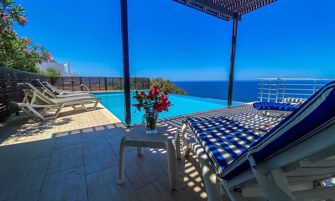 Esentepe Villa | Amplia villa moderna con gran piscina infinita, excelentes vistas al mar mientras se está acostado en la cama
