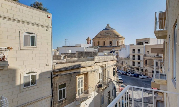 Mosta Apartamento | Spacious Mosta 3BR Apartment with Private Balcony