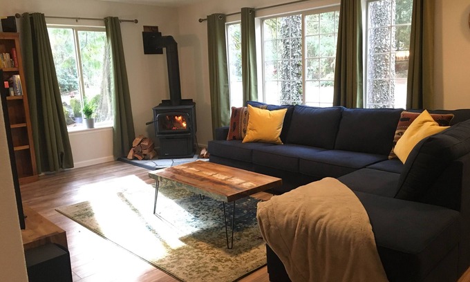 Mount Hood Village Casa | Spacious Mount Hood home near river, dogs OK, game room, WiFi