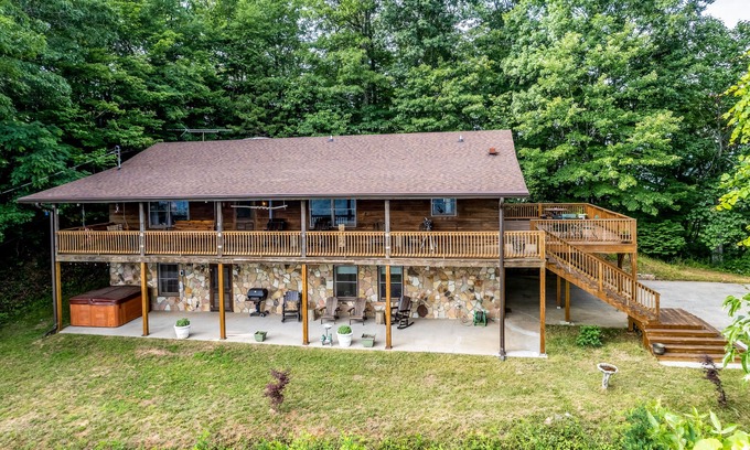 Franklin Cabina | Spacious mountain getaway with game room, hot tub, fireplace & washer/dryer