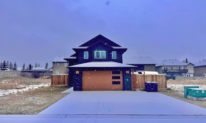 Hinton Casa | Spacious Mountain Retreat Near Jasper - Family-Friendly with Stunning Views