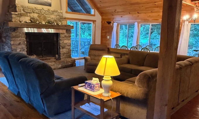 Mifflinburg Cabina | Spacious Mt. cabin offering a perfect blend of rustic charm and modern comfort.