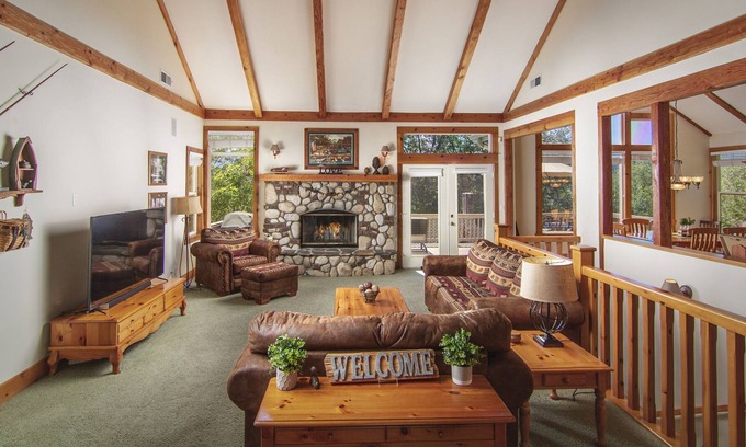 Lake Arrowhead Casa | Escapada multifamiliar con acceso a la playa ~ Sala de juegos y literas