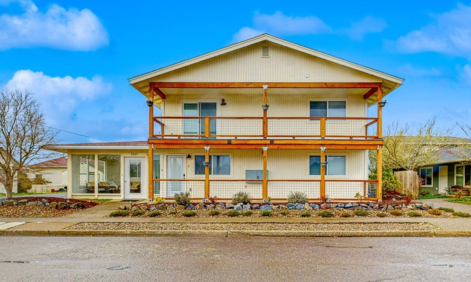 Florence Condominio | Spacious multi-unit coastal getaway, close to the river and downtown, with WiFi