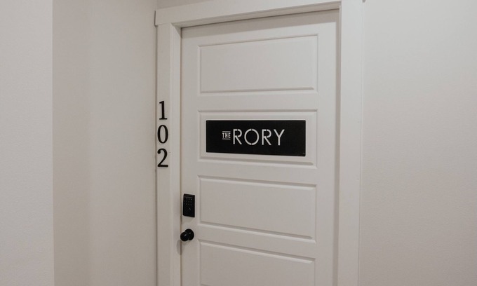 Dodge City Apartamento | Spacious NEW 2 bedroom Downtown Loft, The Rory!!