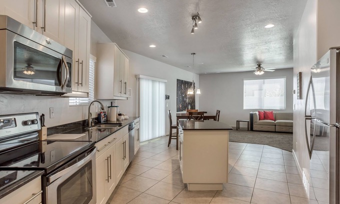 Lakeview Casa | Spacious & New Guesthouse in Orem - Provo