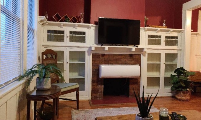 Oleander - Sunset Apartamento | Spacious New York Style Studio Apartment Walking Distance to Hospitals