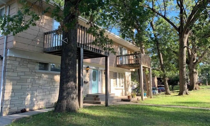 Cedar Rapids Apartamento | Lovely 2 bedroom upstairs apartment with balcony.