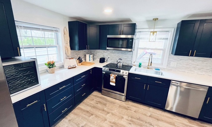 Bellefonte Casa | Spacious & newly renovated 4-bedroom house near the park in wonderful Cranston!