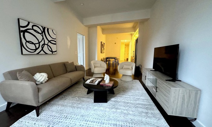 Financial District Apartamento | Spacious NYC 1-bedroom; Downtown with 24/7 Doorman