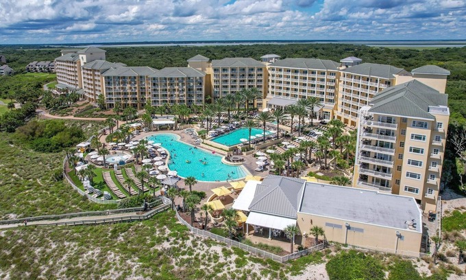 Fernandina Beach Condominio | Spacious Oceanfront Penthouse Villa by RedAwning