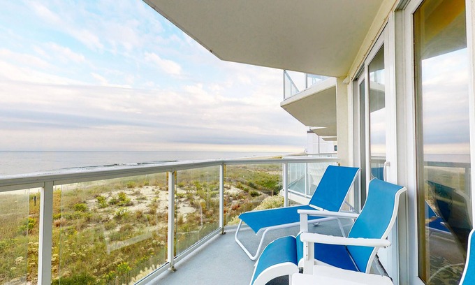 Midtown Ocean City Condominio | Spacious Oceanfront Condo with 2 Balconies, WiFi, Central AC & Shared Pool