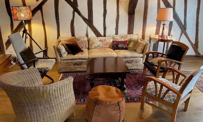 Auxerre Casa | Spacious old house for 10, courtyard and enclosed garden. Auxerre town center