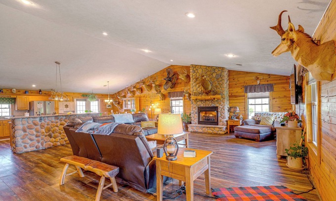 Leasburg Cabina | Spacious Ozarks Family Home - Private Pool & Grill