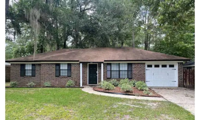 Hinesville Casa | Spacious & Peaceful | ♛3 Beds, Backyard, location