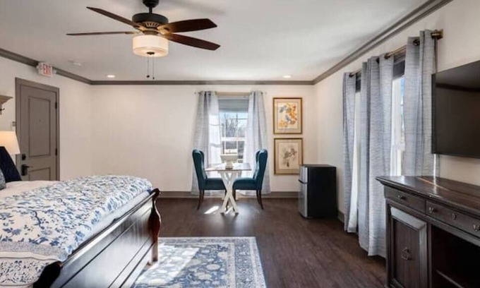 Parkville Apartamento | Spacious Penthouse on Historic Main w/River Views!