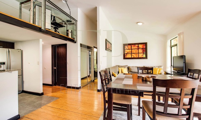 Santa Ana Apartamento | Spacious Penthouse w/office Lakeview, Pool, GYM