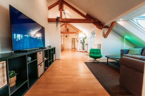 Sued Apartamento | Spacious Penthouse with AC and Free Parking Steps Away From the Central Station