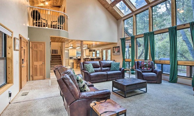 Pine Mountain Club Casa | Spacious Pine Mountain Club Cabin with Fire Pit