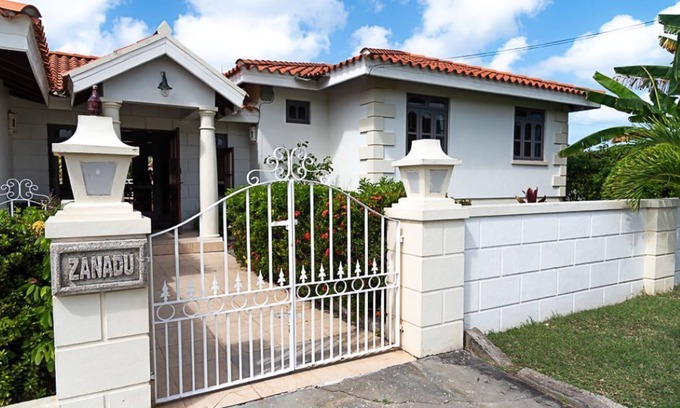 Heywoods Park Casa | Spacious Platinum Coast ranch villa with pool & AC close to the beach