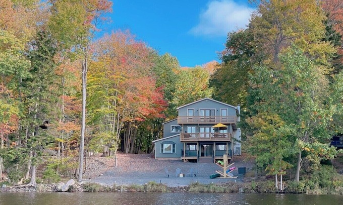 Pocono Lake Casa | Spacious Pocono Lakefront Retreat w/ Amenities