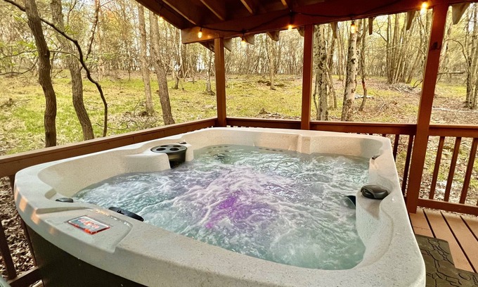 Albrightsville Cabina | Spacious Poconos Cabin with Private Covered Hot Tub