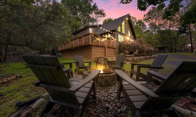 Albrightsville Cabina | Spacious Poconos Cabin - Hot Tub, Games, Fire Pit & Family Fun Sleeps 10